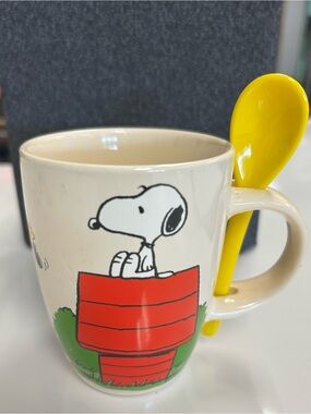 Peanuts Snoopy Red Doghouse Ceramic Mug with Yellow Spoon